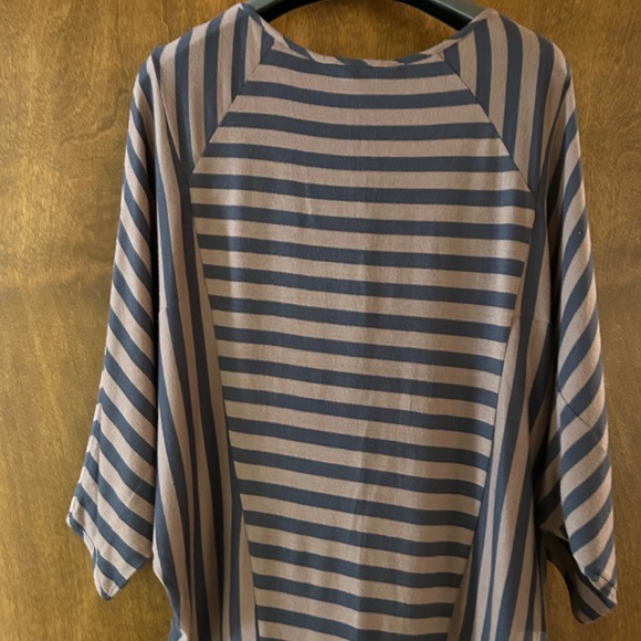 BCBGeneration  Modern  Cut  Stripes Top, Size XS, New With Tags - Picture 3 of 11